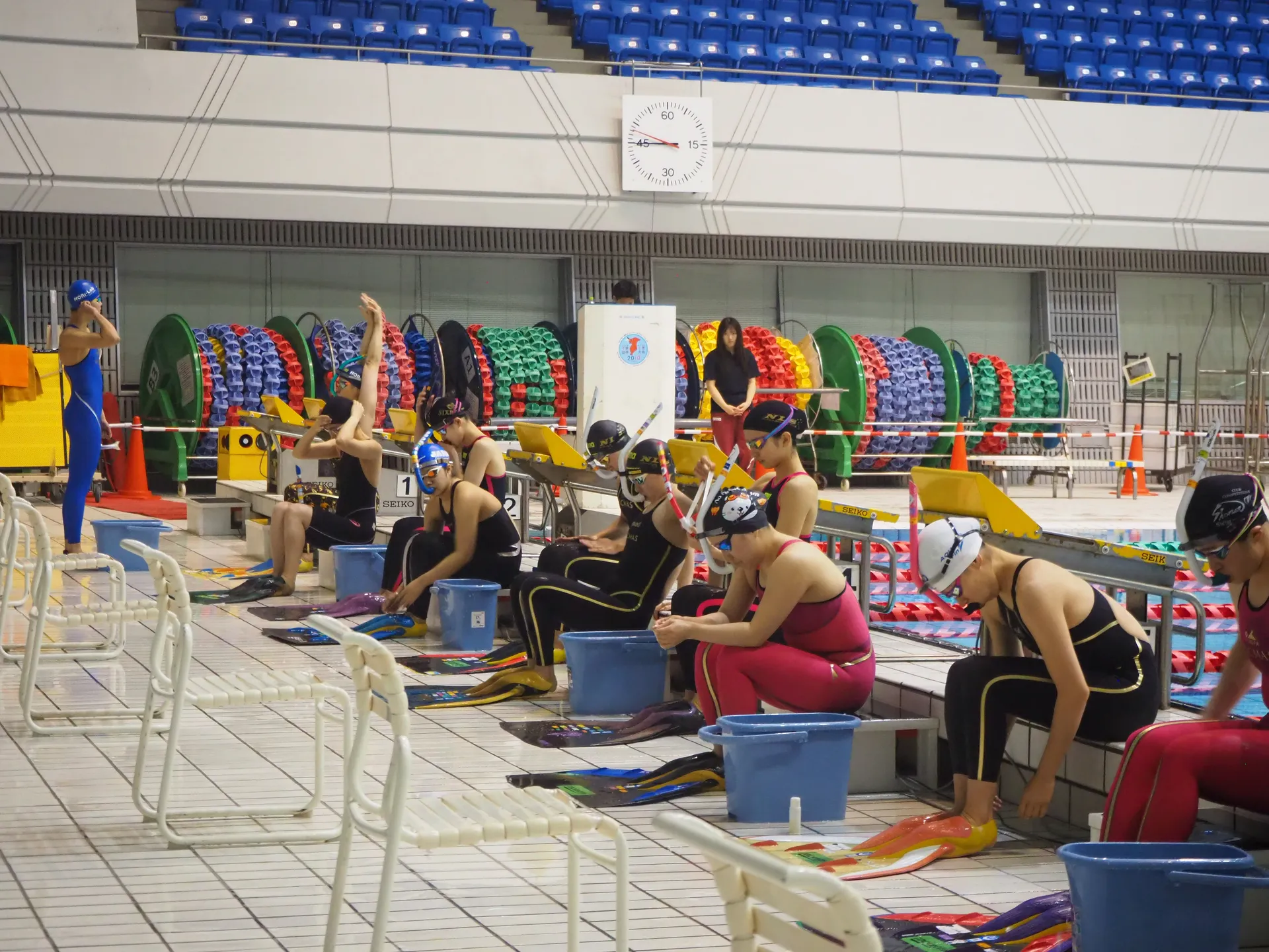 フィンスイミング大会でフィンを装着し準備する選手たち