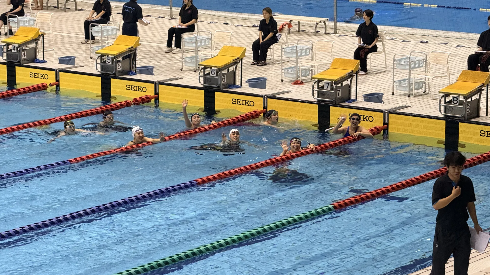 フィンスイミング大会でプールから手を振るAQUA FinDの選手たち