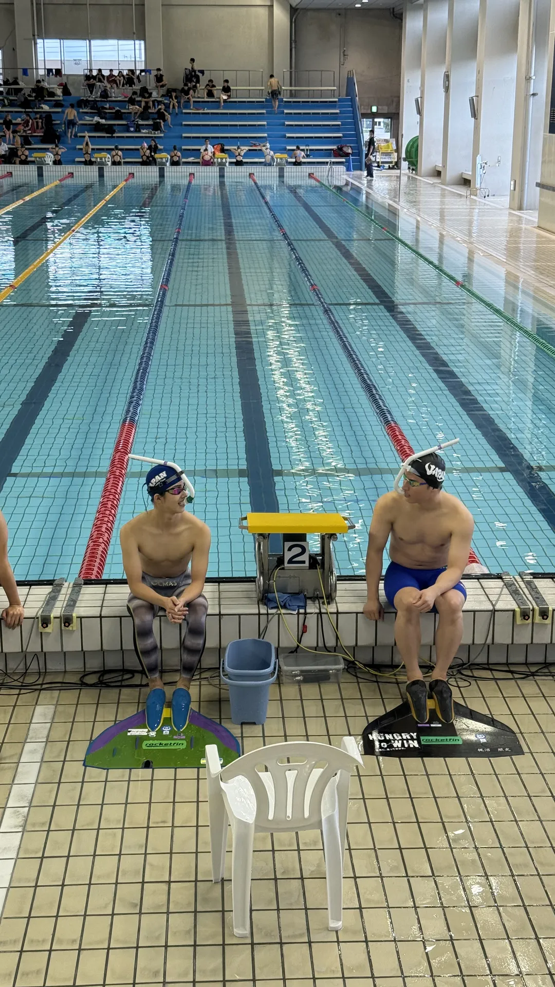 フィンスイミング選手たちがリレーの準備をする競技プールの様子