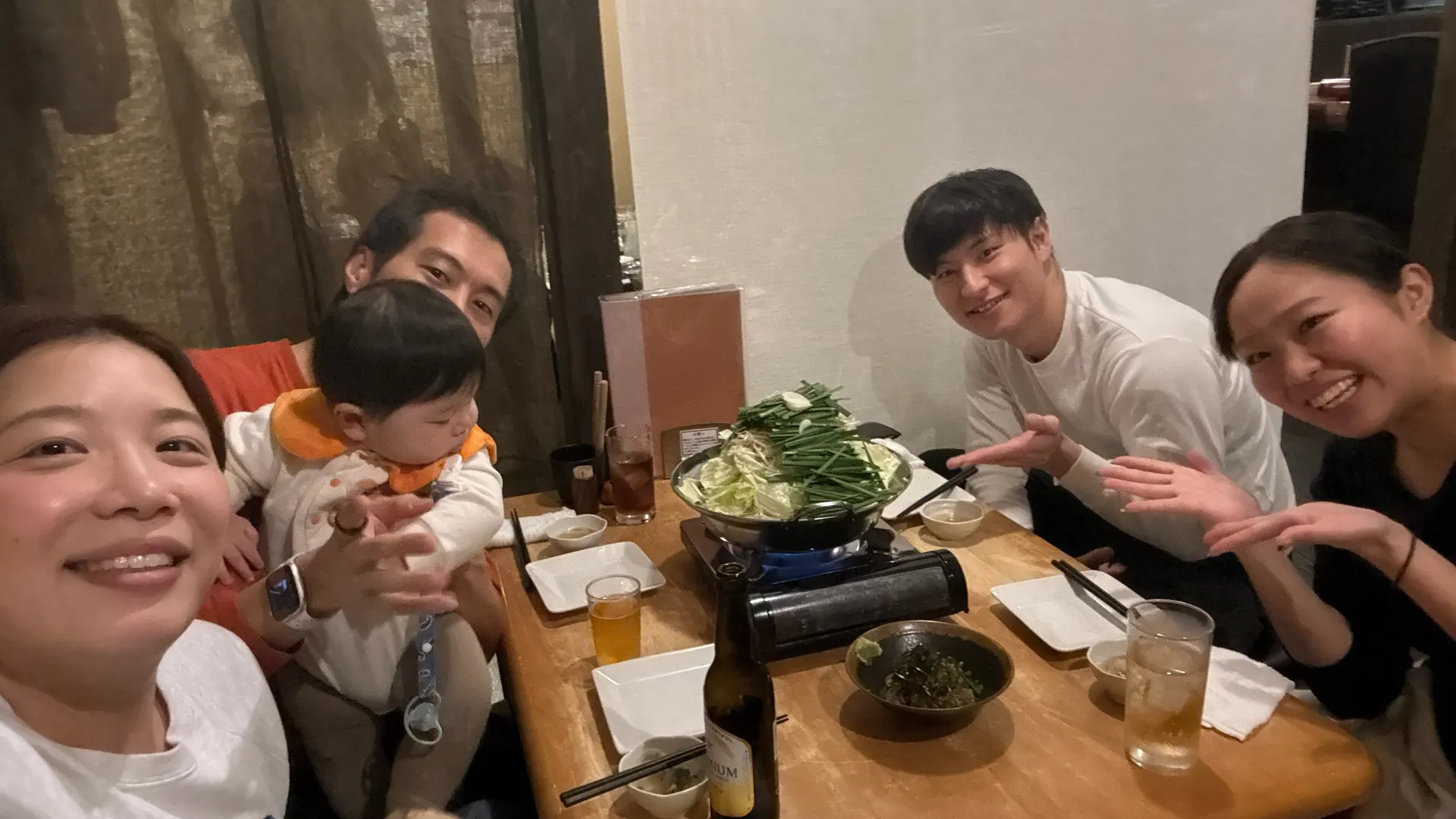 AQUA FinDメンバーがもつ鍋を囲んで楽しむ食事会の様子