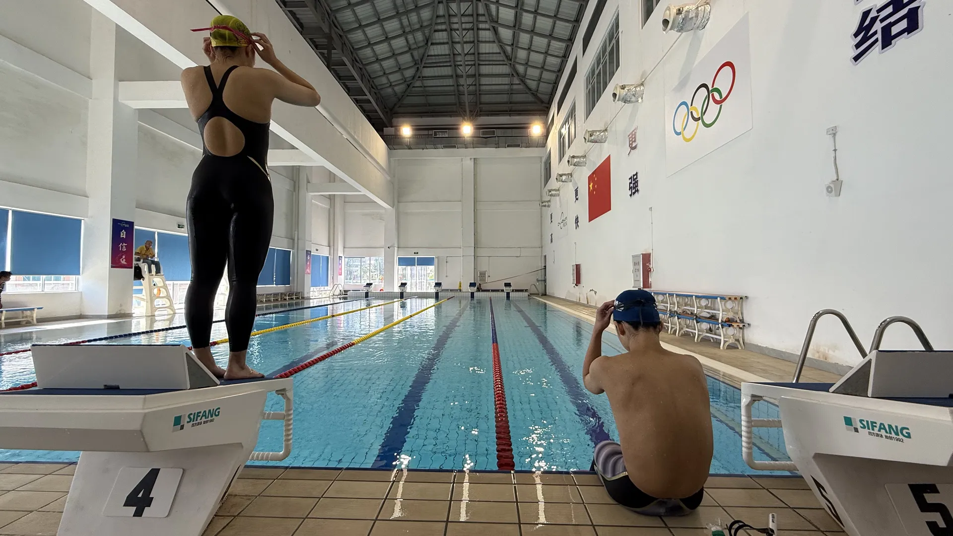 AQUA FinD秋本咲陽と稲毛眞生がプール飛び込み台で競技準備をする室内競泳場