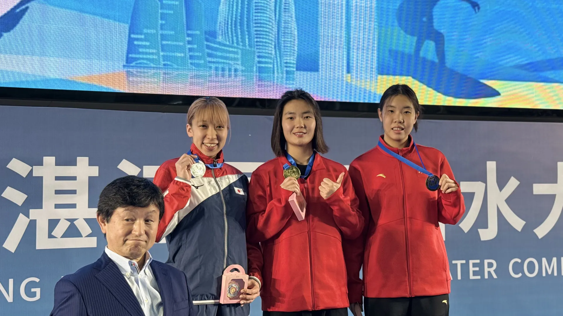 日本代表フィンスイミング上野愛美香選手が表彰式でメダルを掲げる記念写真