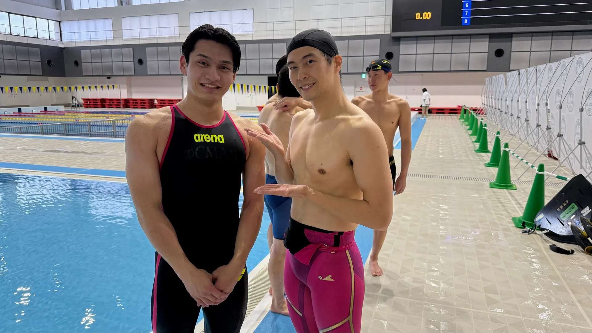 フィンスイミング2025九州大会でプールサイドに立つAQUA FinDの選手と日本新記録を樹立した他チームの平岩選手