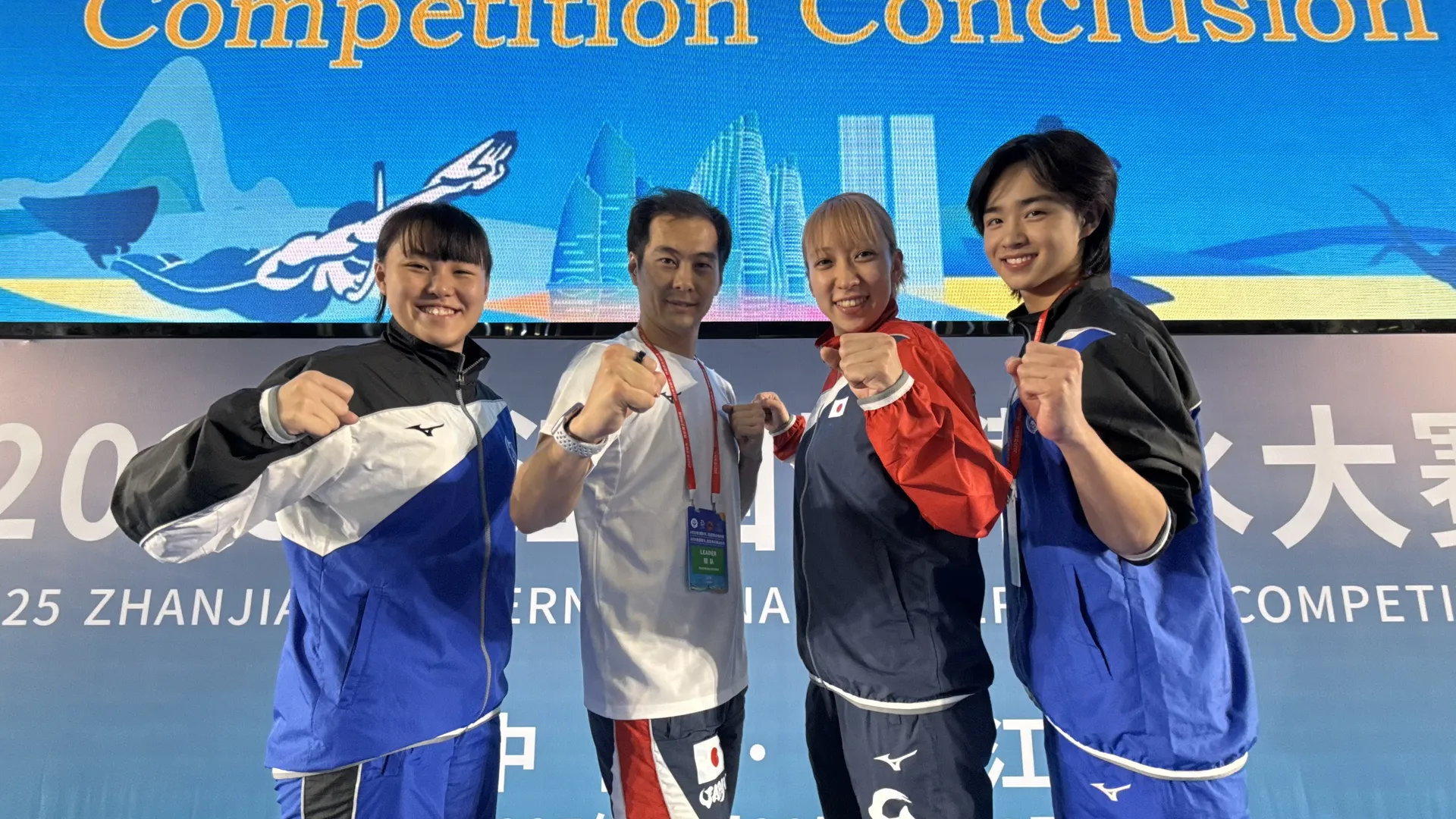 AQUA FinDのフィンスイミング選手とコーチが国際大会会場で撮影した集合写真