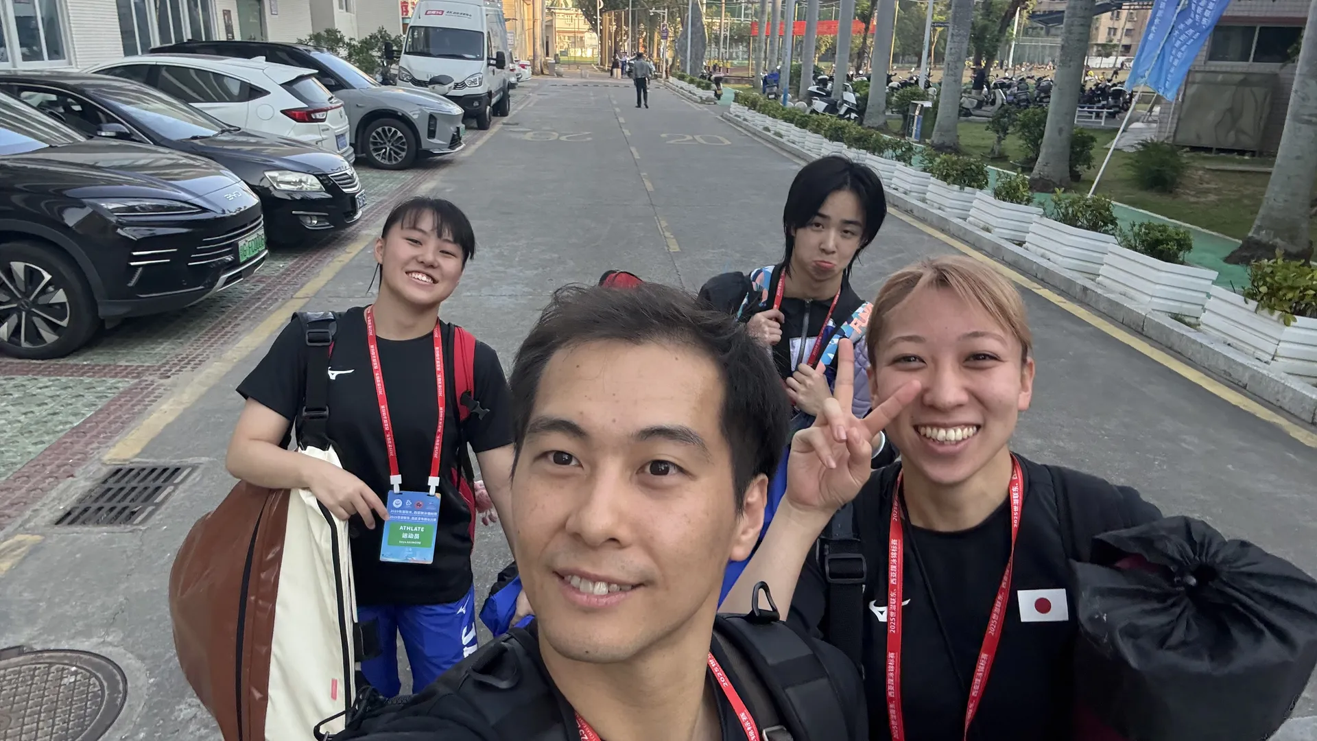 AQUA FinDのフィンスイミング選手とコーチが国際大会会場前で撮影した集合セルフィー