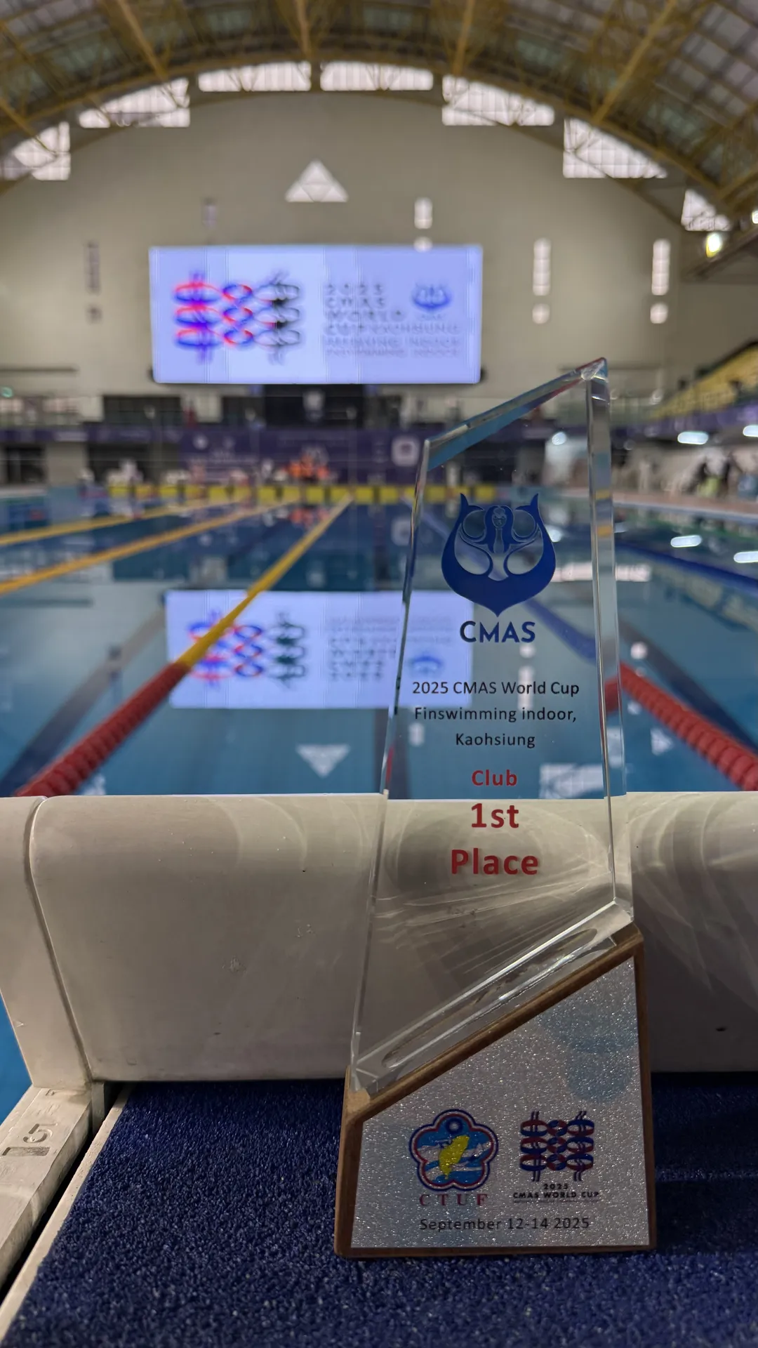 2025CMASフィンスイミングワールドカップ台湾・高雄大会にて日本ジュニアチームが獲得したクラブ総合優勝トロフィー