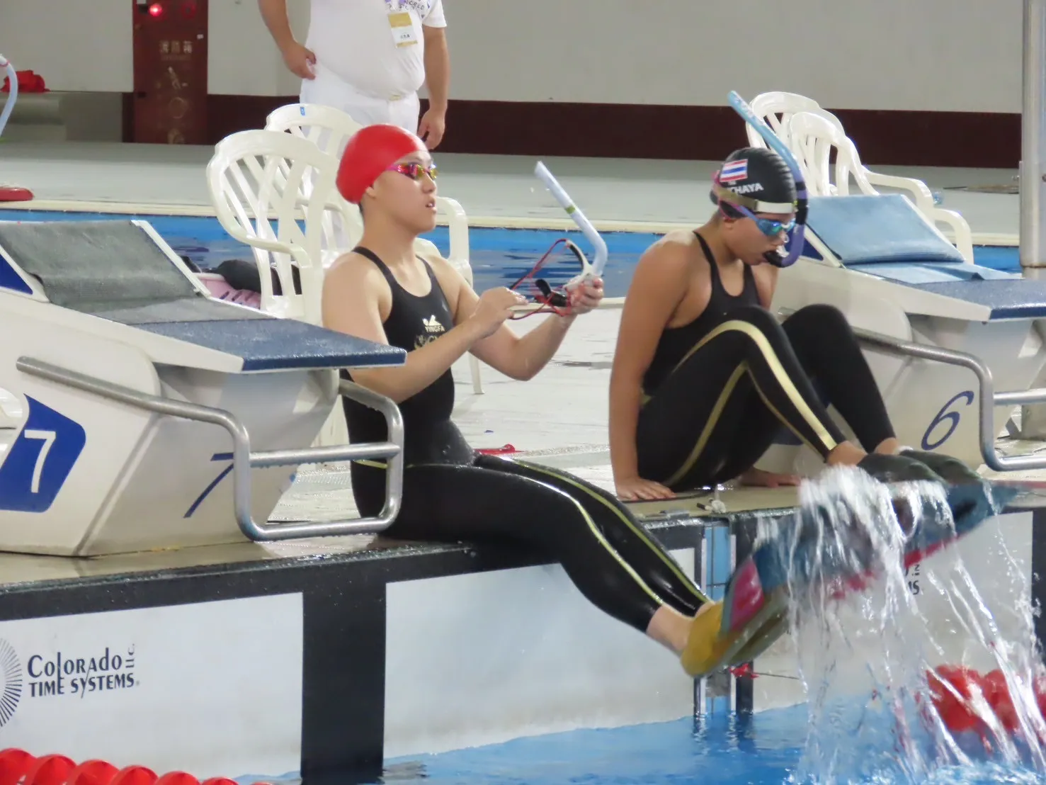 AQUA FinDのフィンスイミング選手が飛び込み準備をする瞬間