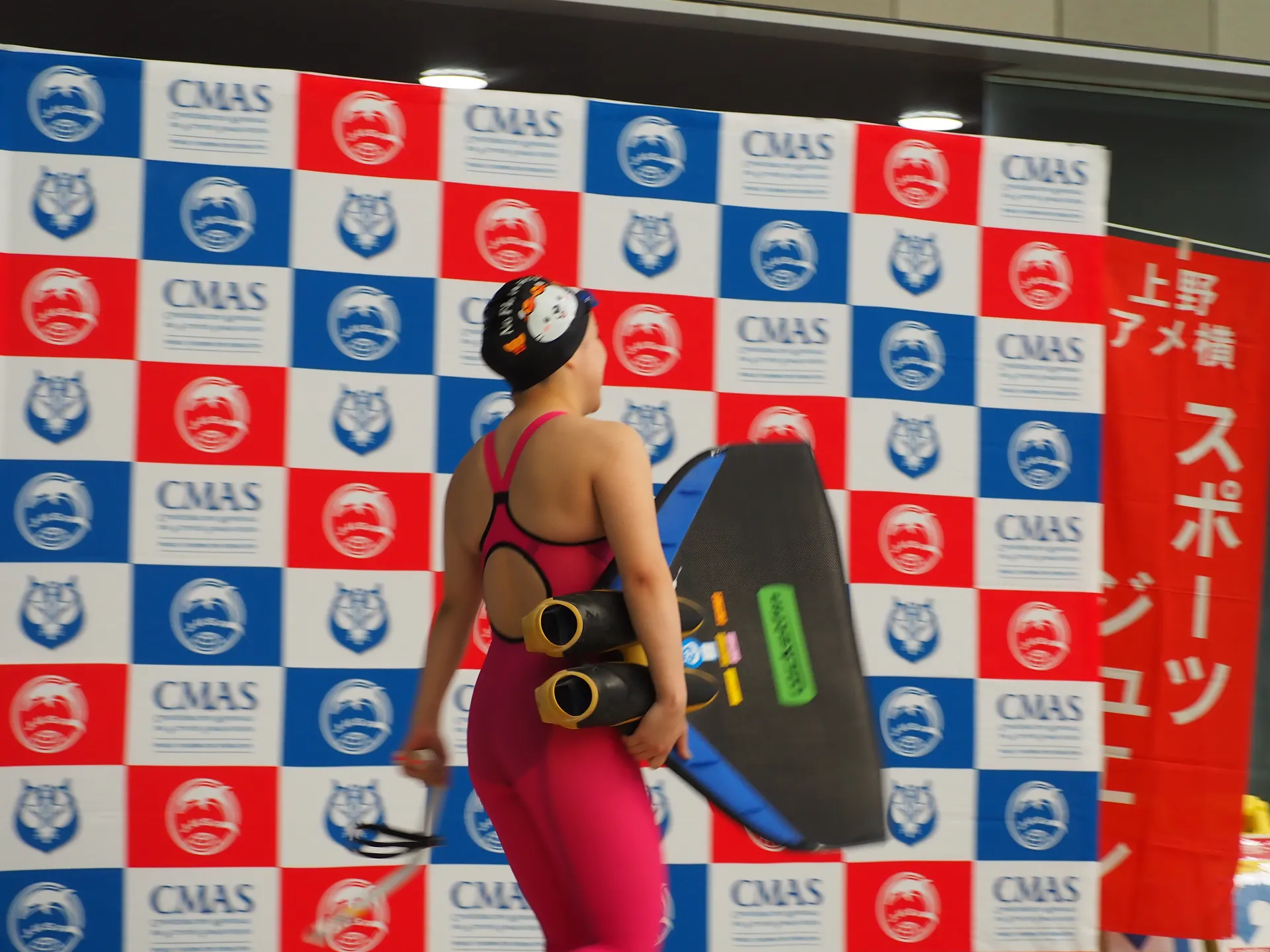 CMAS大会でモノフィンを持つフィンスイマーの女性選手の後ろ姿