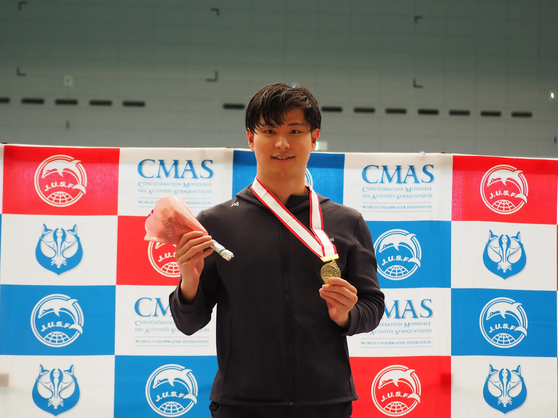 CMAS・JUSF大会で金メダルを獲得したAQUA FinDのフィンスイミング選手