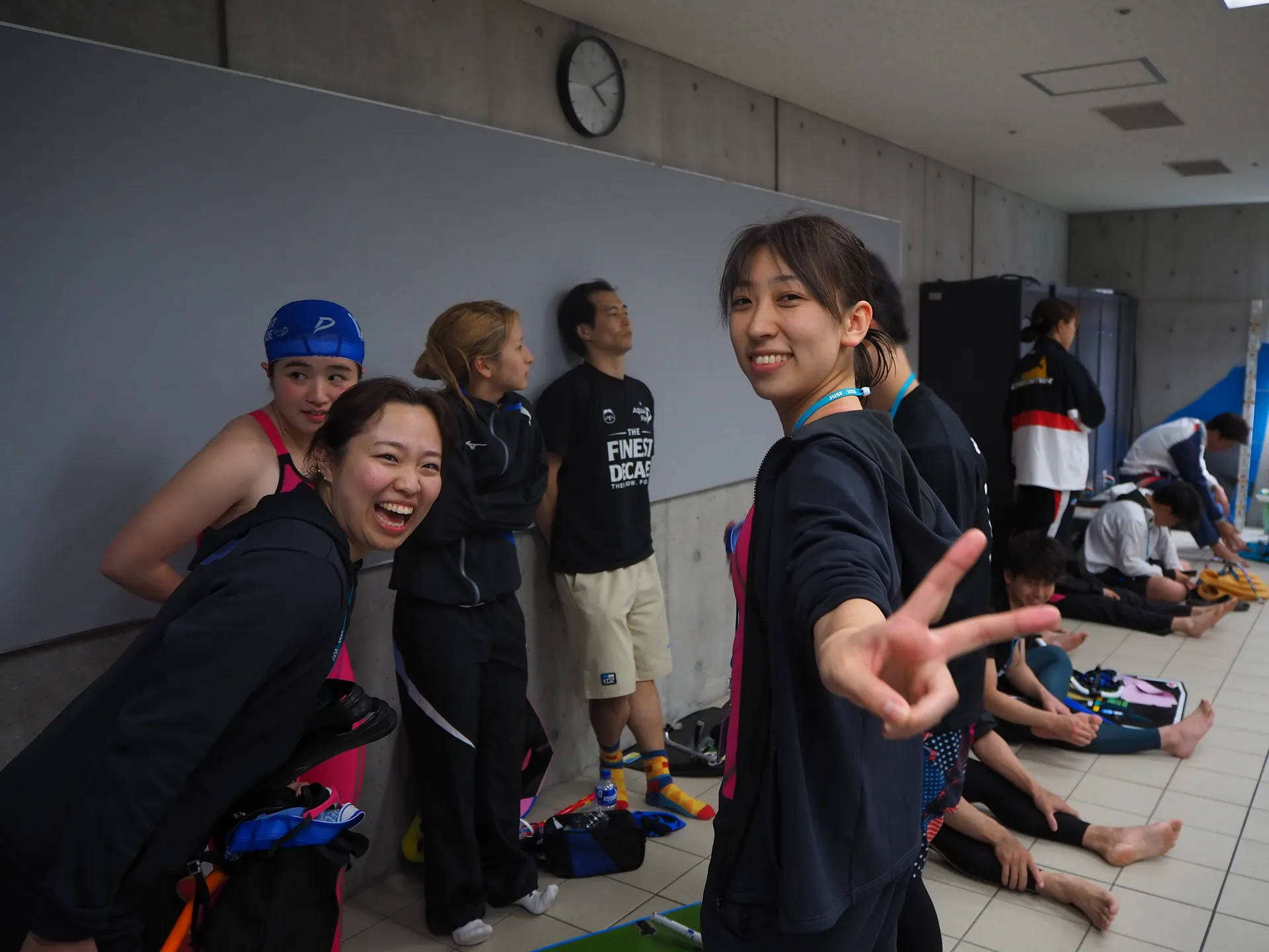 AQUA FinDのフィンスイミング大会で笑顔でピースサインをする選手たち