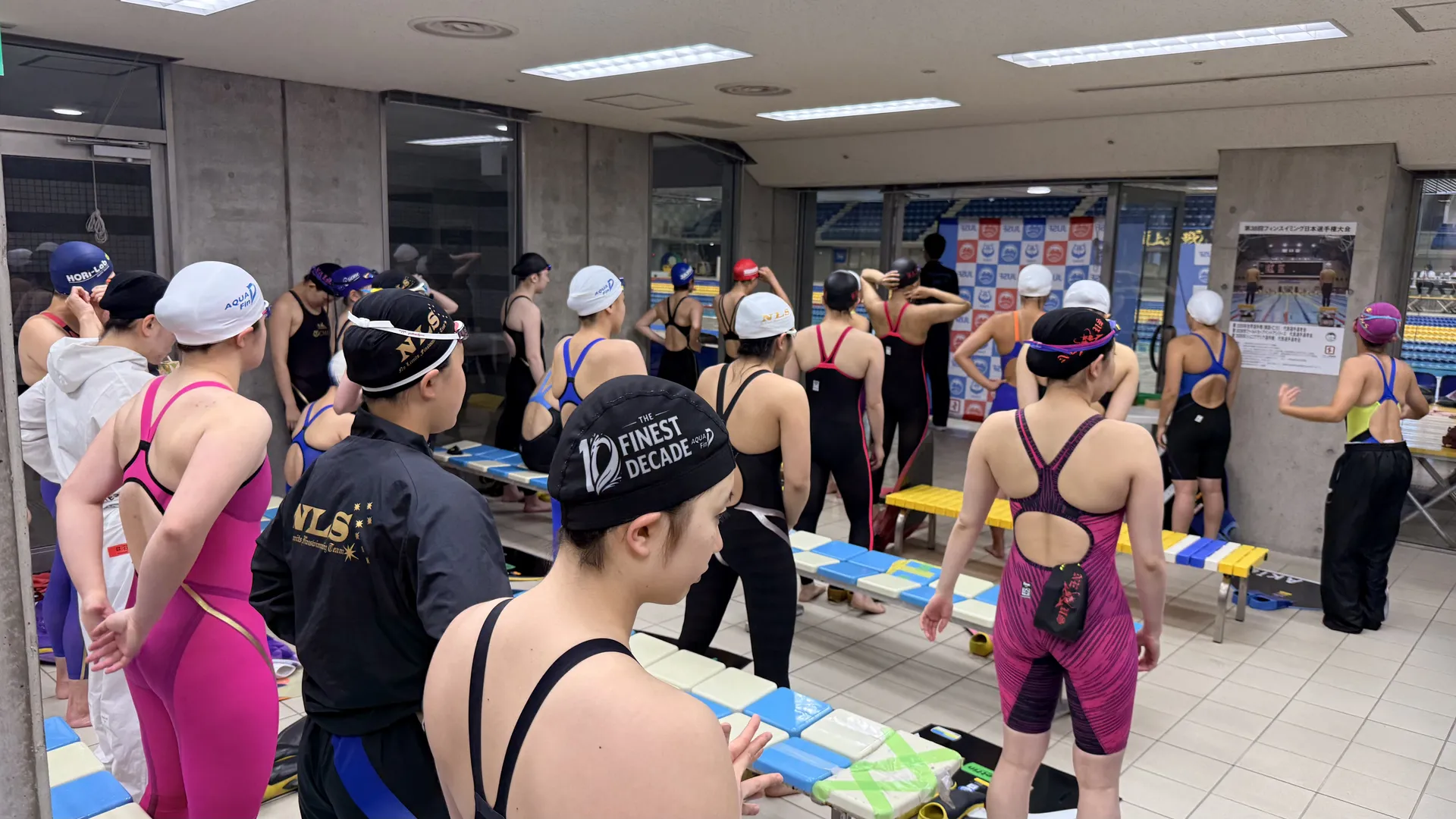 フィンスイミング日本選手権大会の招集所で準備する選手たち