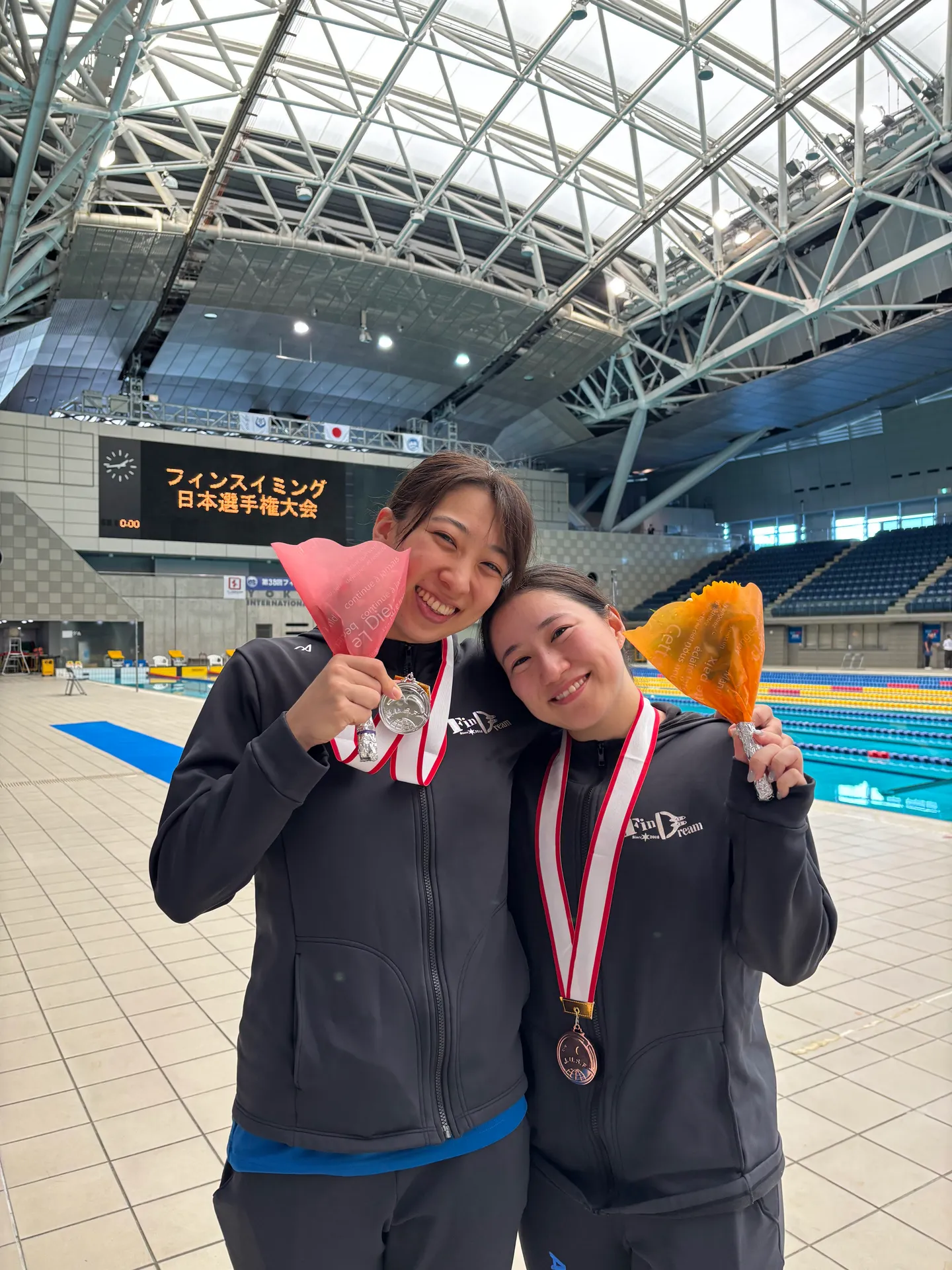 フィンスイミング日本選手権大会で銀メダルと銅メダルを獲得したFinDreamの女性選手2名