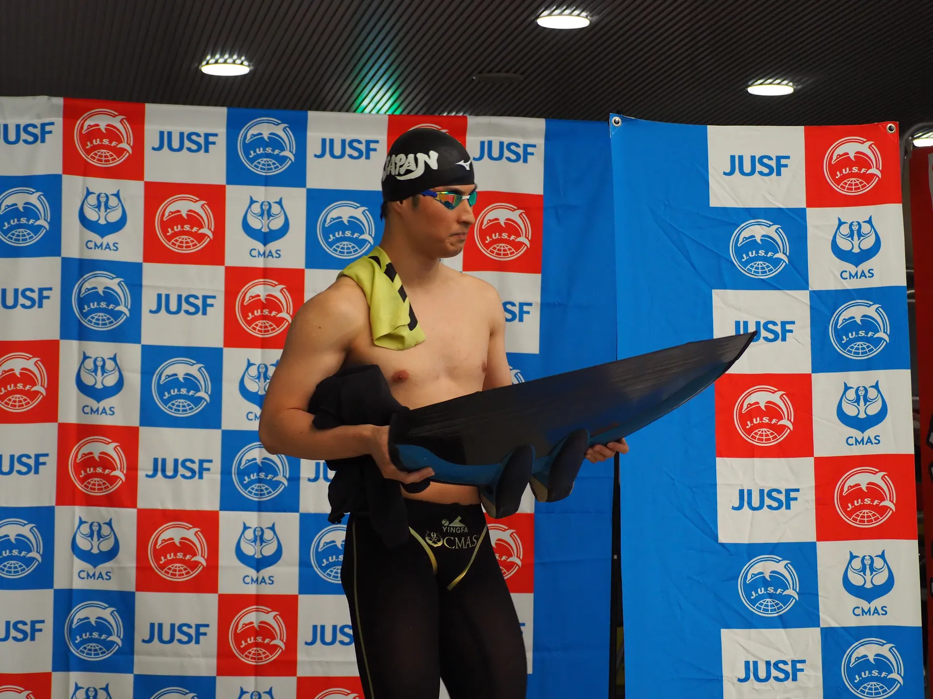 JUSF大会でモノフィンを持つ日本代表フィンスイミング選手