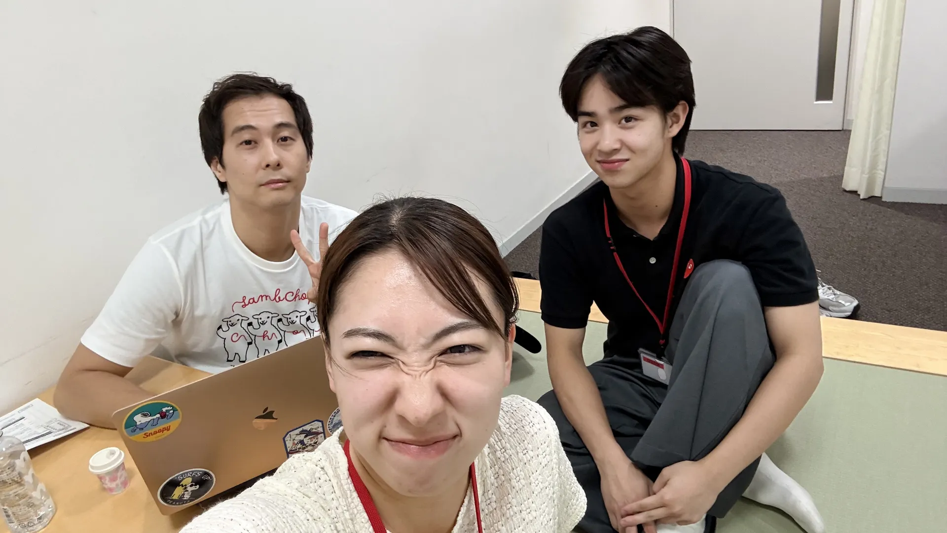 AQUA FinDのスタッフ3名がノートパソコンの前で笑顔の自撮り写真