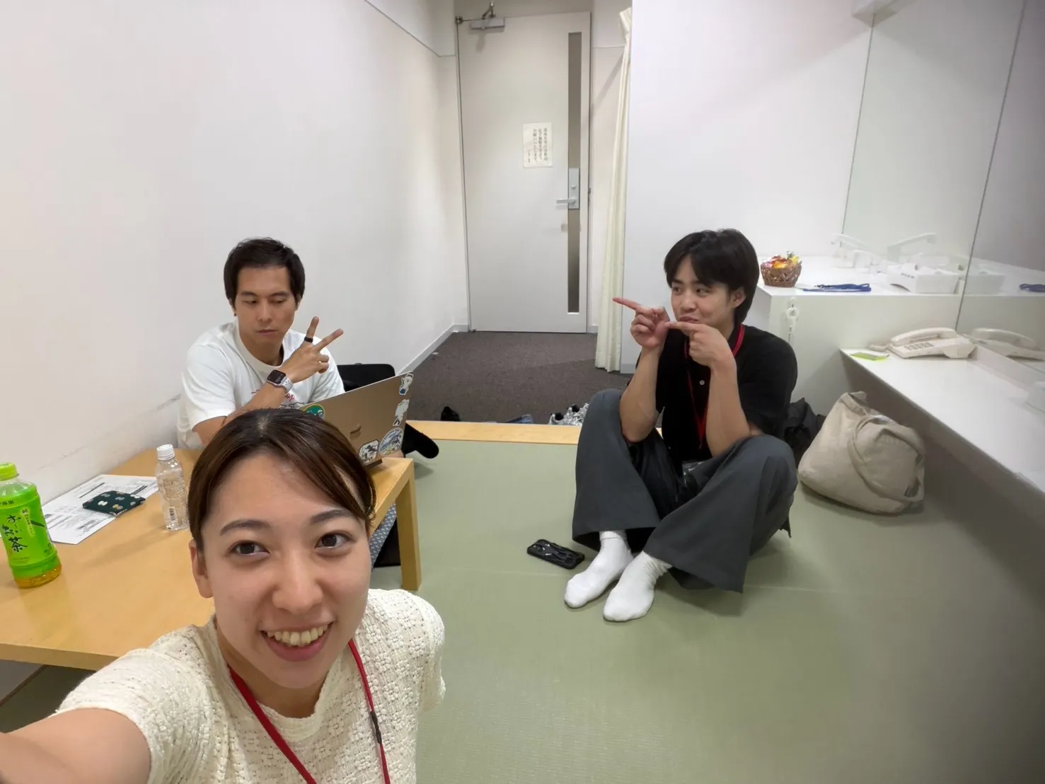 AQUA FinDのメンバー3人が控室でリラックスしながらセルフィー撮影