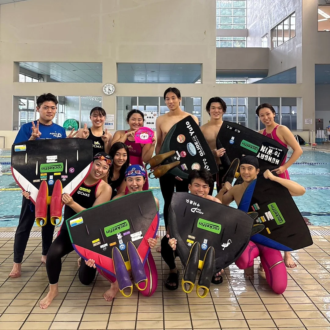 モノフィンを持ってプールサイドに集まったAQUA FinDのメンバー